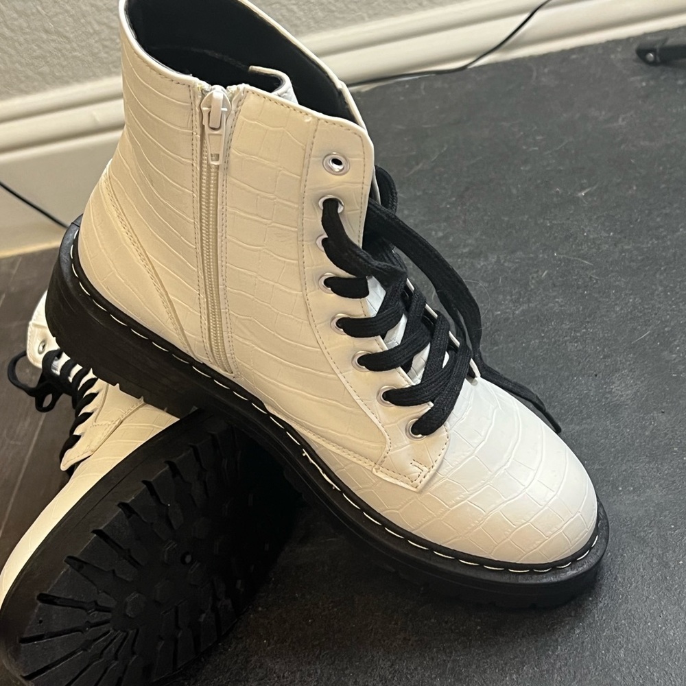 White boots women’s size 9.5 NWOB